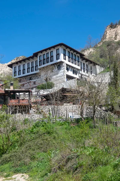 stock image MELNIK, BULGARIA - APRIL 13, 2023: Typical street and old houses at town of Melnik, Blagoevgrad region, Bulgaria