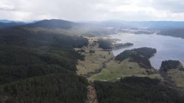 Bulgaristan 'ın Smolyan Bölgesi, Dospat Reservoir Havacılık Baharı manzarası