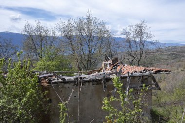 Bulgaristan 'ın Blagoevgrad Bölgesi, Ograzhden Dağı' ndaki Dolene Köyü Panoraması