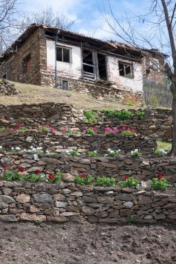 Bulgaristan 'ın Blagoevgrad Bölgesi, Ograzhden Dağı' ndaki Dolene Köyü Panoraması