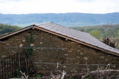 Bulgaristan 'ın Blagoevgrad Bölgesi, Ograzhden Dağı' ndaki Dolene Köyü Panoraması