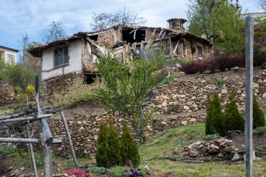 Bulgaristan 'ın Blagoevgrad Bölgesi, Ograzhden Dağı' ndaki Dolene Köyü Panoraması