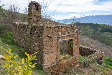 Bulgaristan 'ın Blagoevgrad Bölgesi, Ograzhden Dağı' ndaki Dolene Köyü Panoraması