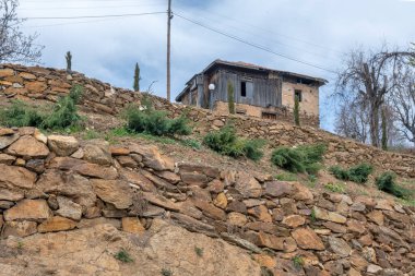 Bulgaristan 'ın Blagoevgrad Bölgesi, Ograzhden Dağı' ndaki Dolene Köyü Panoraması