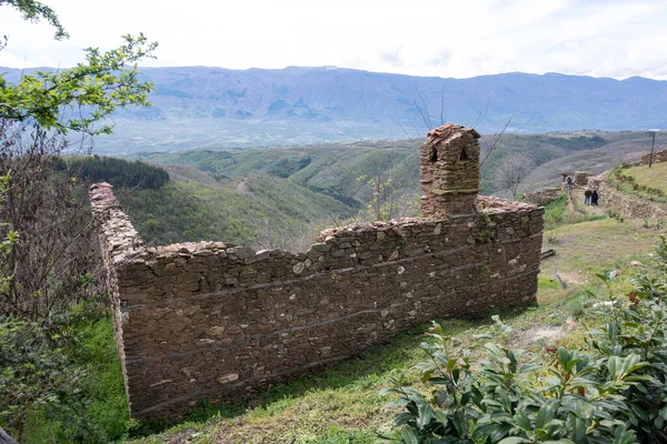 Bulgaristan 'ın Blagoevgrad Bölgesi, Ograzhden Dağı' ndaki Dolene Köyü Panoraması