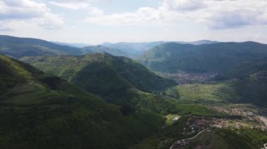 Bulgaristan 'ın Balkan Dağları' nın Bov köyü yakınlarındaki İskar boğazının şaşırtıcı hava manzarası