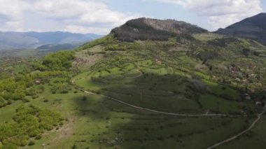 Bulgaristan 'ın Balkan Dağları' nın Bov köyü yakınlarındaki İskar boğazının şaşırtıcı hava manzarası