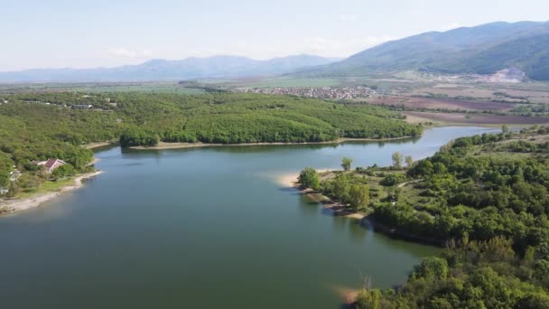 ブルガリアプロヴディフ州アセノフグラード町近くの40の温泉貯水池の空中春の景色 — ストック動画