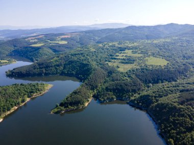 Topolnitsa Reservoir, Sredna Gora Dağı, Bulgaristan 'ın yay manzarası