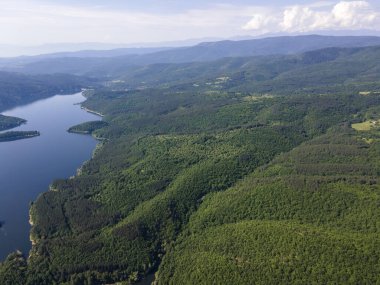 Topolnitsa Reservoir, Sredna Gora Dağı, Bulgaristan 'ın yay manzarası