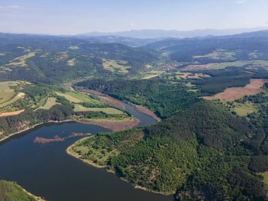 Topolnitsa Reservoir, Sredna Gora Dağı, Bulgaristan 'ın yay manzarası