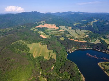 Topolnitsa Reservoir, Sredna Gora Dağı, Bulgaristan 'ın yay manzarası