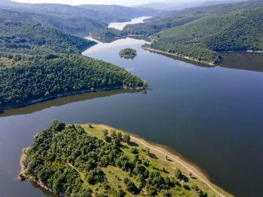 Topolnitsa Reservoir, Sredna Gora Dağı, Bulgaristan 'ın yay manzarası