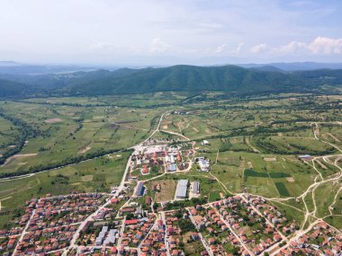 Bulgaristan 'ın Pazardzhik bölgesinin tarihi Strelcha kentinin hava manzarası