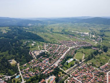 Bulgaristan 'ın Pazardzhik bölgesinin tarihi Strelcha kentinin hava manzarası