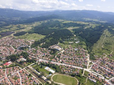 Bulgaristan 'ın Pazardzhik bölgesinin tarihi Strelcha kentinin hava manzarası