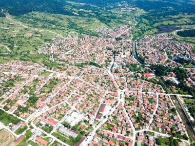 Bulgaristan 'ın Pazardzhik bölgesinin tarihi Strelcha kentinin hava manzarası