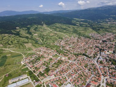 Bulgaristan 'ın Pazardzhik bölgesinin tarihi Strelcha kentinin hava manzarası