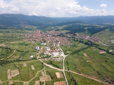 Bulgaristan 'ın Pazardzhik bölgesinin tarihi Strelcha kentinin hava manzarası