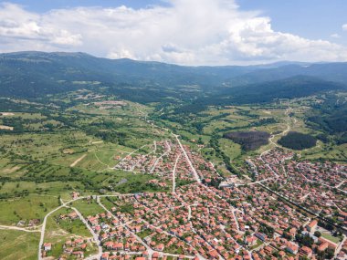Bulgaristan 'ın Pazardzhik bölgesinin tarihi Strelcha kentinin hava manzarası