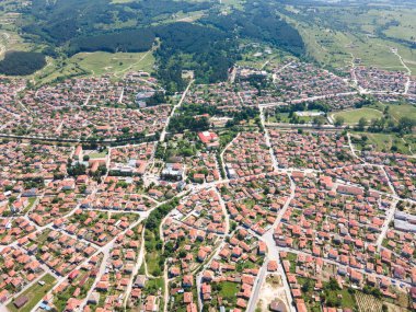 Bulgaristan 'ın Pazardzhik bölgesinin tarihi Strelcha kentinin hava manzarası