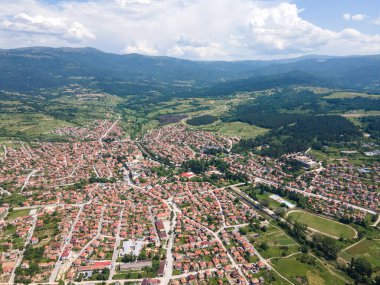 Bulgaristan 'ın Pazardzhik bölgesinin tarihi Strelcha kentinin hava manzarası