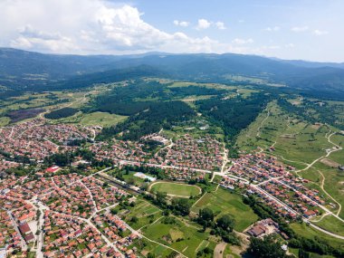 Bulgaristan 'ın Pazardzhik bölgesinin tarihi Strelcha kentinin hava manzarası