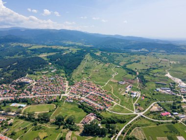 Bulgaristan 'ın Pazardzhik bölgesinin tarihi Strelcha kentinin hava manzarası