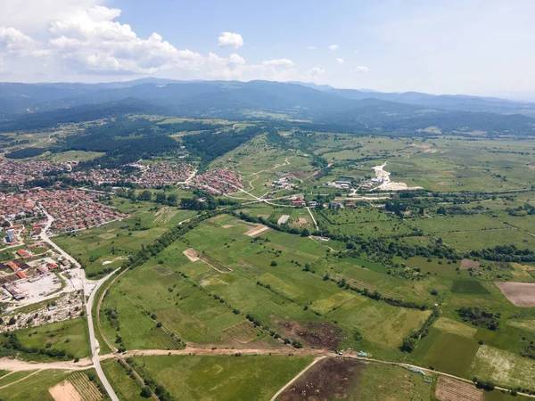 Bulgaristan 'ın Pazardzhik bölgesinin tarihi Strelcha kentinin hava manzarası