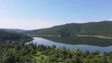 Topolnitsa Reservoir, Sredna Gora Dağı, Bulgaristan 'ın yay manzarası