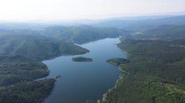 Topolnitsa Reservoir, Sredna Gora Dağı, Bulgaristan 'ın yay manzarası