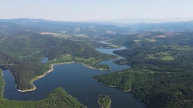 Topolnitsa Reservoir, Sredna Gora Dağı, Bulgaristan 'ın yay manzarası