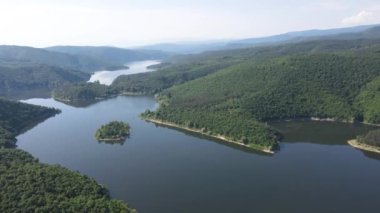 Topolnitsa Reservoir, Sredna Gora Dağı, Bulgaristan 'ın yay manzarası