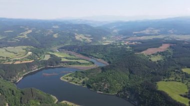 Topolnitsa Reservoir, Sredna Gora Dağı, Bulgaristan 'ın yay manzarası