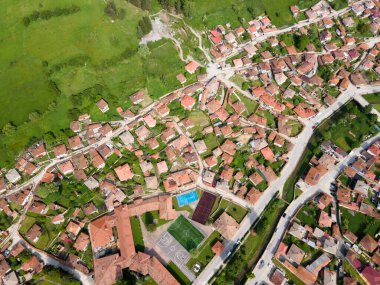 Bulgaristan 'ın Sofya Bölgesi' nin tarihi Koprivshtitsa kentinin Aerial Spring manzarası