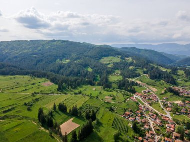 Bulgaristan 'ın Sofya Bölgesi' nin tarihi Koprivshtitsa kentinin Aerial Spring manzarası