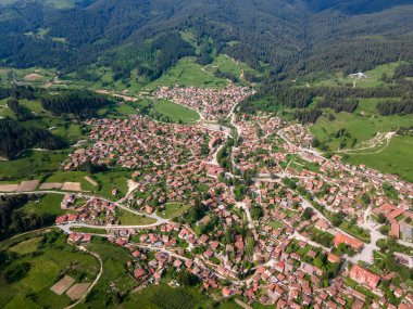 Bulgaristan 'ın Sofya Bölgesi' nin tarihi Koprivshtitsa kentinin Aerial Spring manzarası