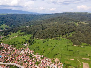 Bulgaristan 'ın Sofya Bölgesi' nin tarihi Koprivshtitsa kentinin Aerial Spring manzarası