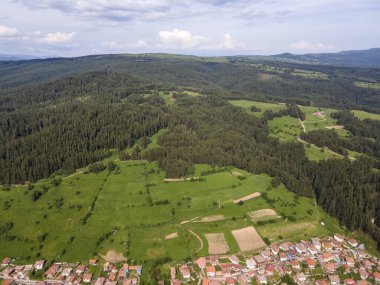 Bulgaristan 'ın Sofya Bölgesi' nin tarihi Koprivshtitsa kentinin Aerial Spring manzarası