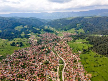 Bulgaristan 'ın Sofya Bölgesi' nin tarihi Koprivshtitsa kentinin Aerial Spring manzarası