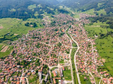 Bulgaristan 'ın Sofya Bölgesi' nin tarihi Koprivshtitsa kentinin Aerial Spring manzarası