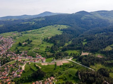 Bulgaristan 'ın Sofya Bölgesi' nin tarihi Koprivshtitsa kentinin Aerial Spring manzarası