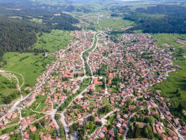 Bulgaristan 'ın Sofya Bölgesi' nin tarihi Koprivshtitsa kentinin Aerial Spring manzarası