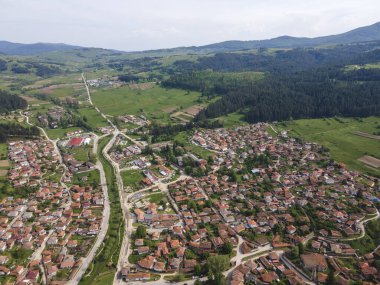 Bulgaristan 'ın Sofya Bölgesi' nin tarihi Koprivshtitsa kentinin Aerial Spring manzarası