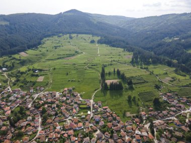 Bulgaristan 'ın Sofya Bölgesi' nin tarihi Koprivshtitsa kentinin Aerial Spring manzarası