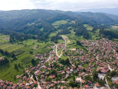 Bulgaristan 'ın Sofya Bölgesi' nin tarihi Koprivshtitsa kentinin Aerial Spring manzarası