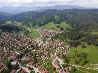 Bulgaristan 'ın Sofya Bölgesi' nin tarihi Koprivshtitsa kentinin Aerial Spring manzarası