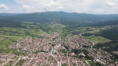 Bulgaristan 'ın Pazardzhik bölgesinin tarihi Strelcha kentinin Aerial Spring manzarası