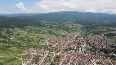 Bulgaristan 'ın Pazardzhik bölgesinin tarihi Strelcha kentinin Aerial Spring manzarası