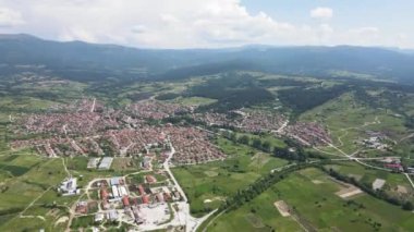 Bulgaristan 'ın Pazardzhik bölgesinin tarihi Strelcha kentinin Aerial Spring manzarası